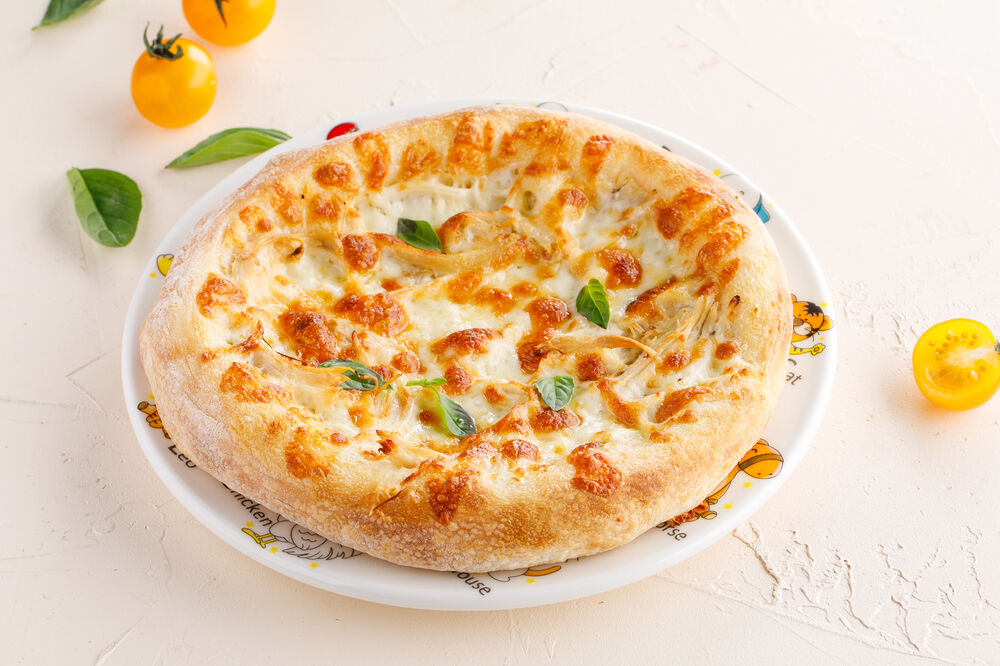 Pizza with chicken and cheese