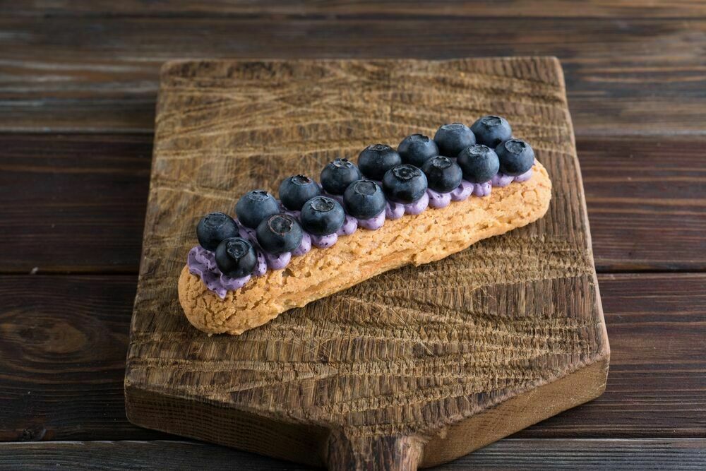 Eclair with blueberries