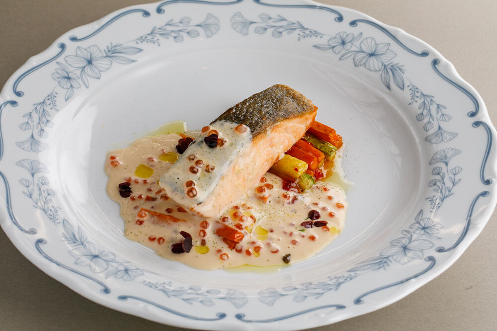 Salmon in caviar sauce with vegetables 