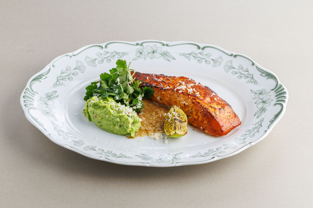 Мисо-лосось с мятым авокадо