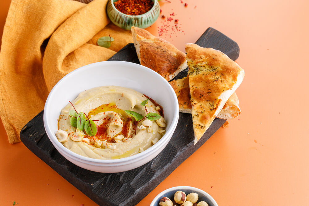 Hummus with spicy bread
