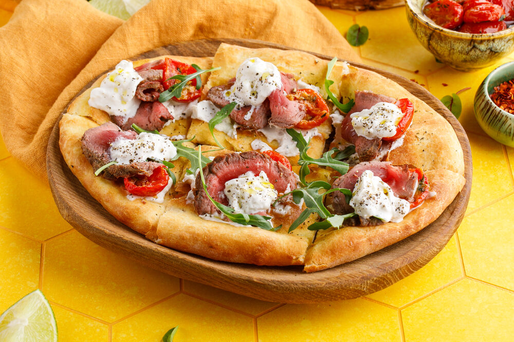 Spicy flatbread with roast beef and truffle sauce 