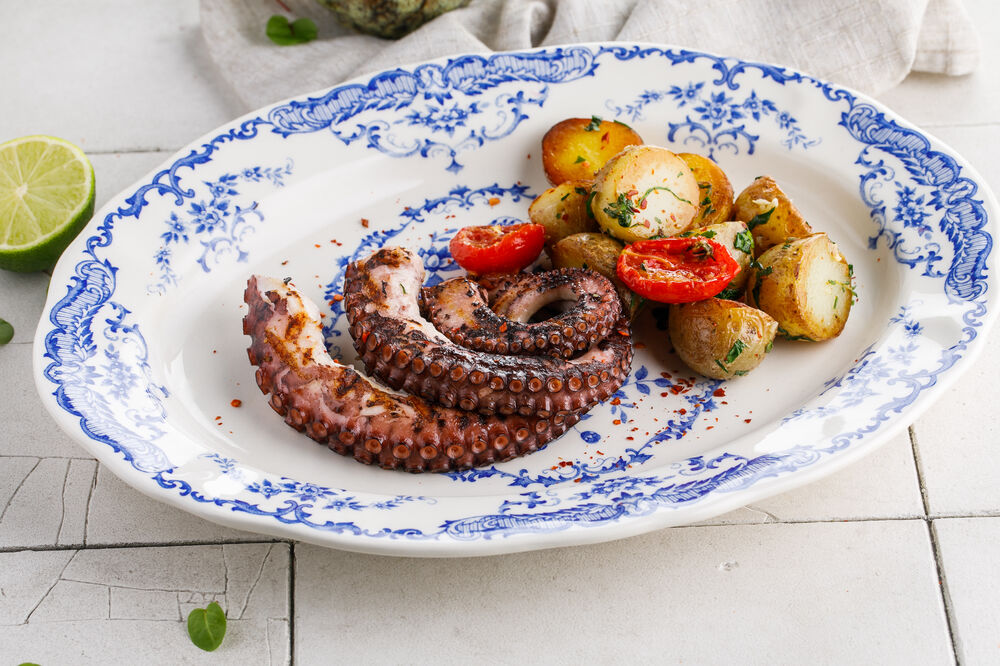 Grilled octopus with potatoes 