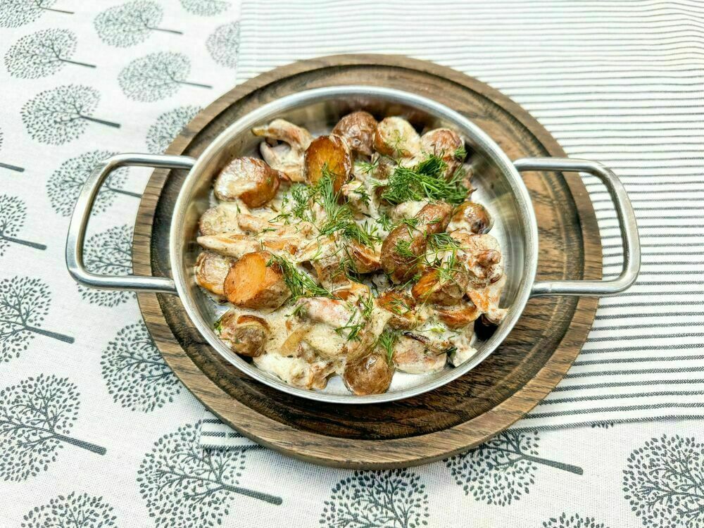 Chanterelles in sour cream with potatoes