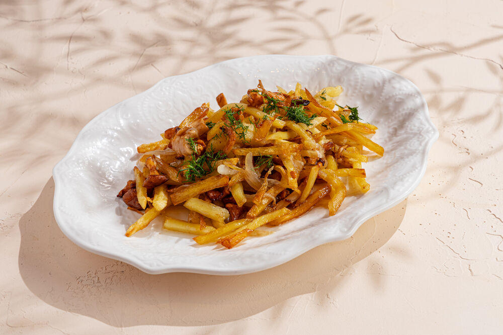 Fried potatoes with chanterelles