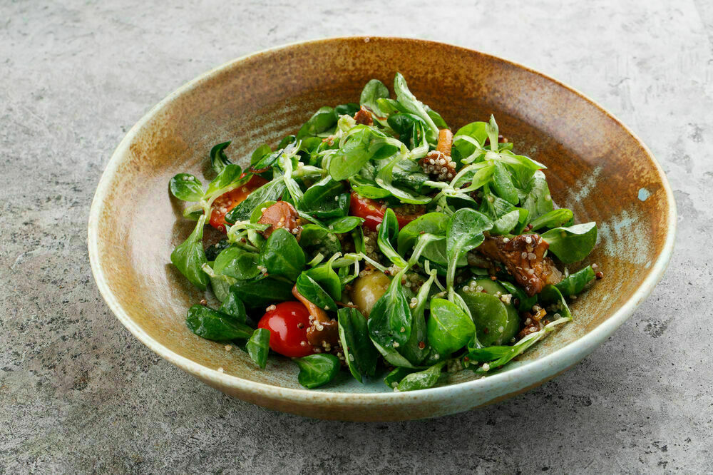 Warm salad with chanterelles