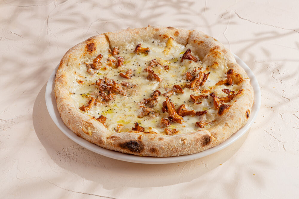 Pizza with chanterelles