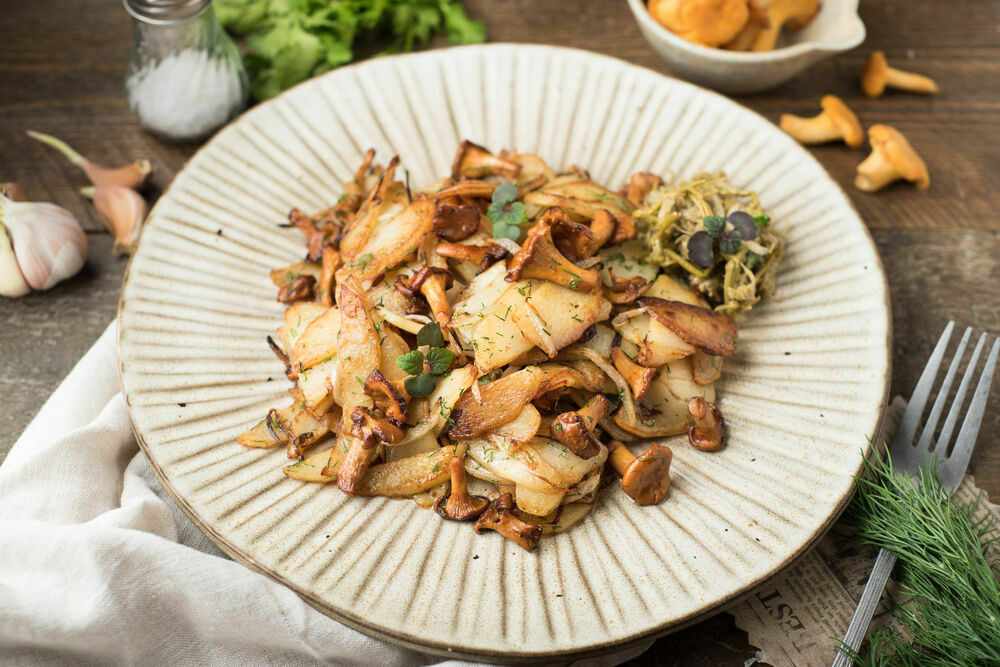 Fried potatoes with chanterelles and sour cream