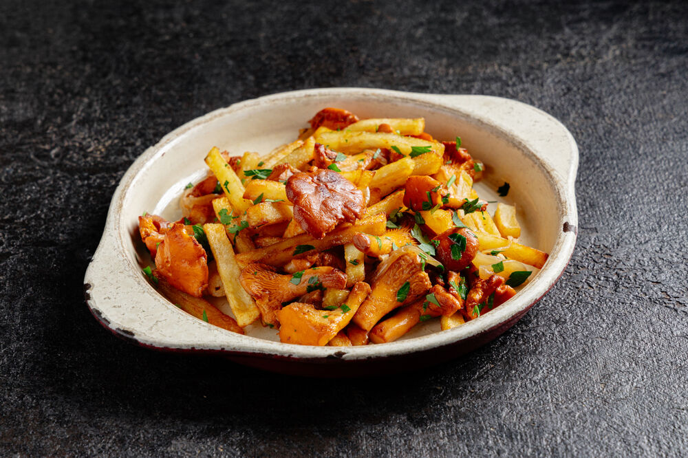 Fried potatoes with chanterelles