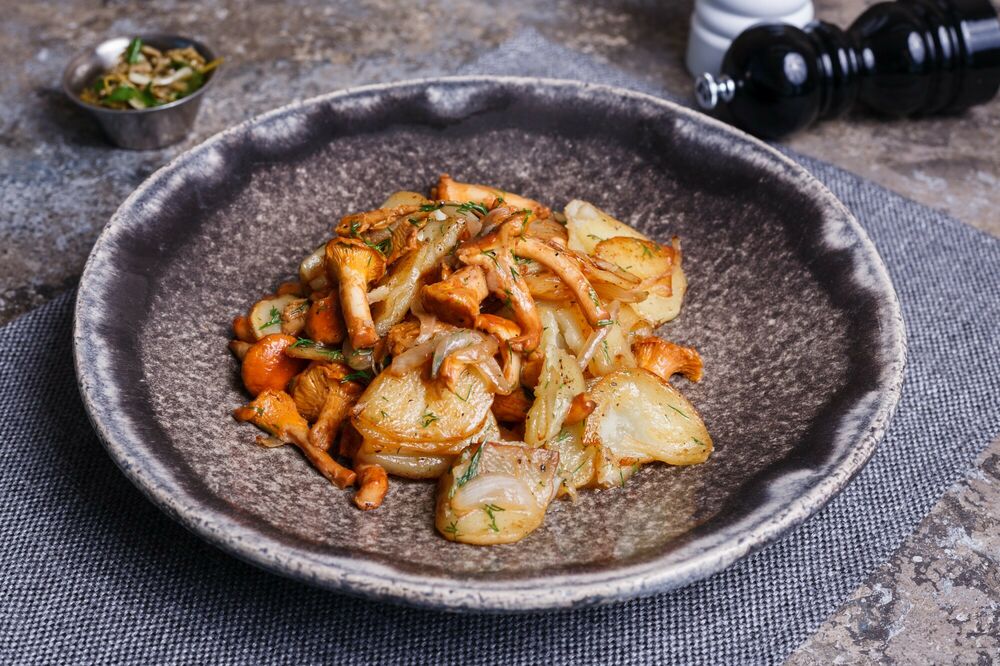 Fried potatoes with chanterelles