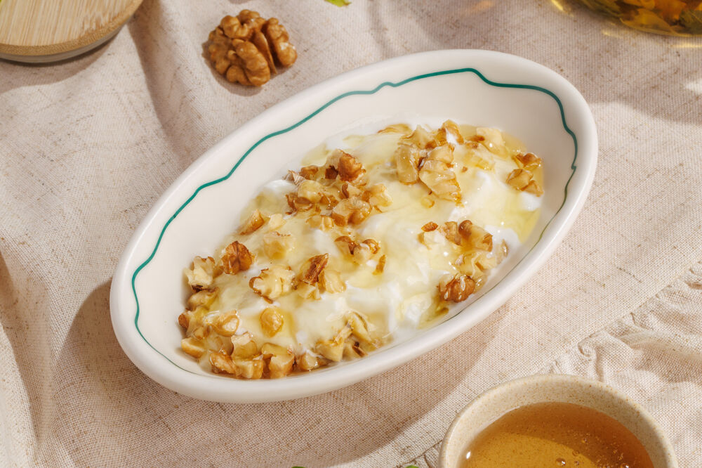 Matsoni with honey and walnuts