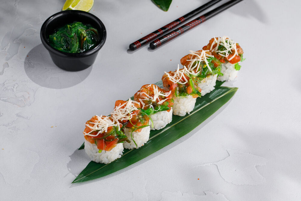 Fusion roll with salmon