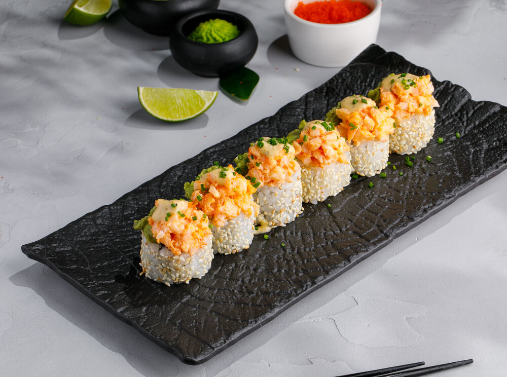 Roll with shrimp and avocado cream
