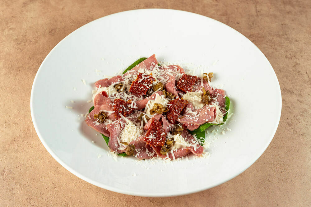 Veal with tuna sauce and dried tomatoes