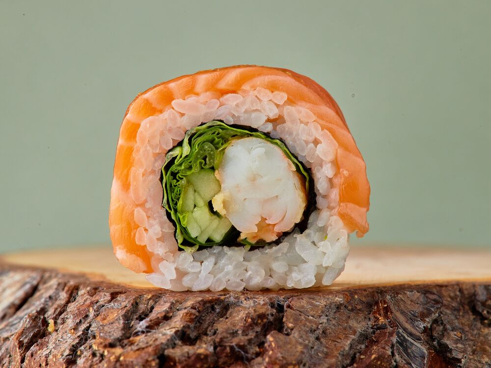  Roll with salmon and shrimp tempura