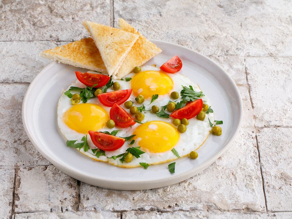 Fried eggs at home