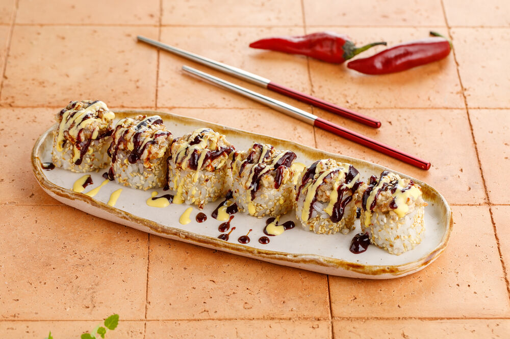 Creamy roll with eel and berry-mango sauce