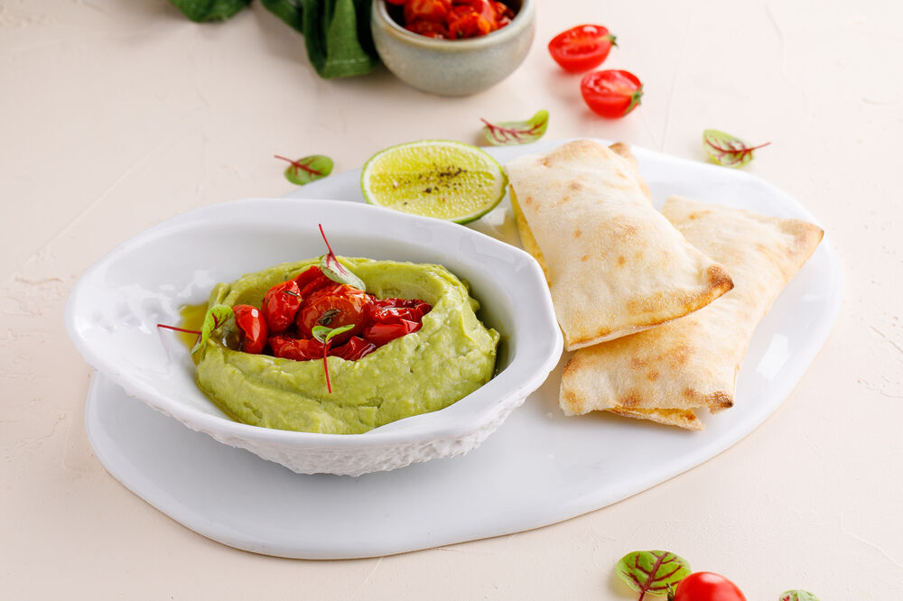 Guacomole with tomatoes and spicy flatbread