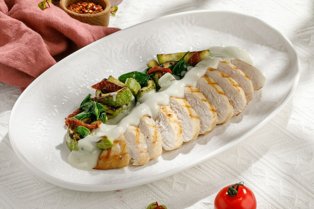 Куриная грудка с цукини под соусом дорблю