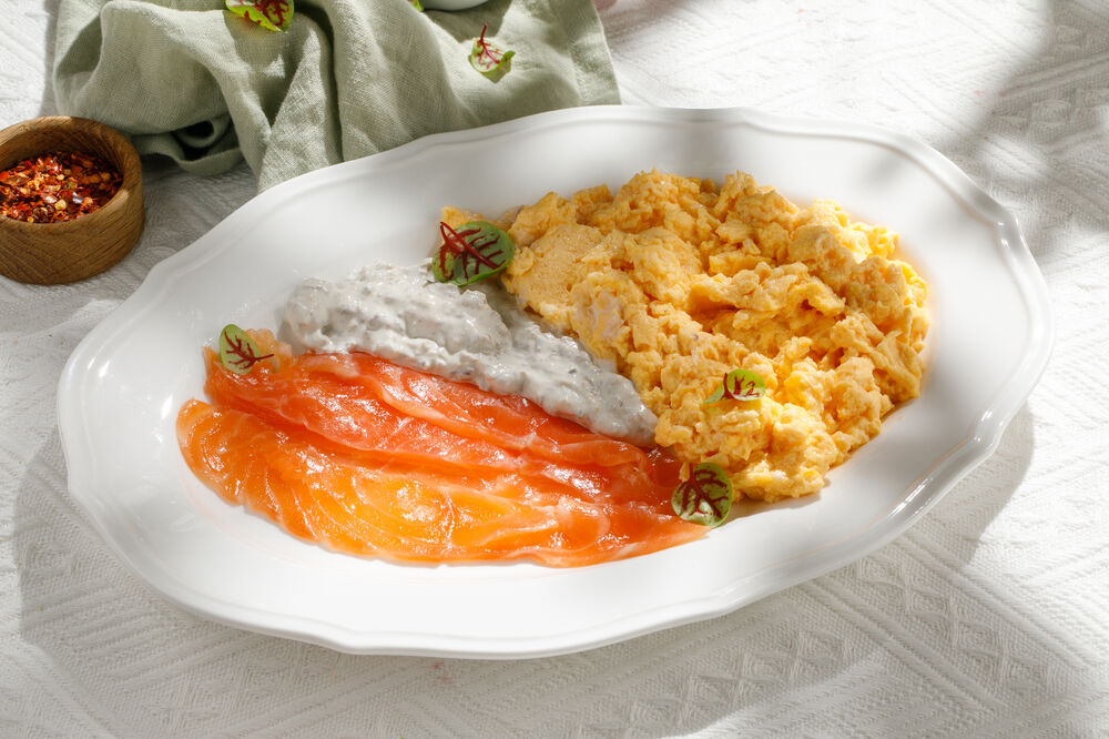 Scramble with truffle sauce and salmon