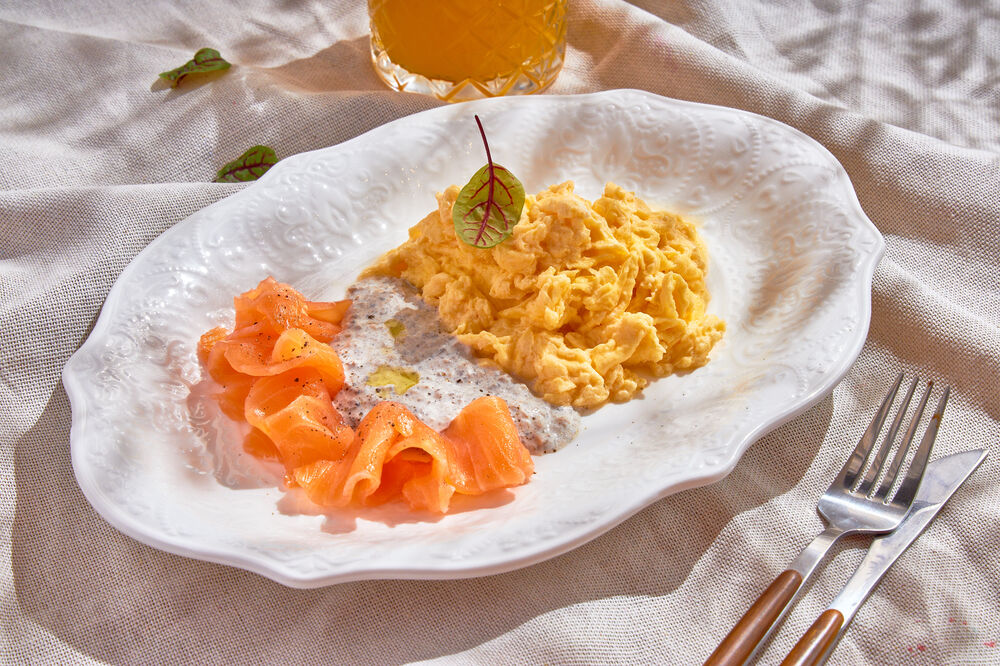 Scramble with truffle sauce and salmon