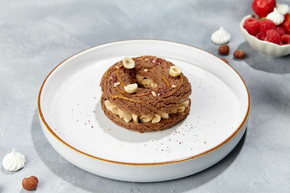 Chocolate and nut ring with cream