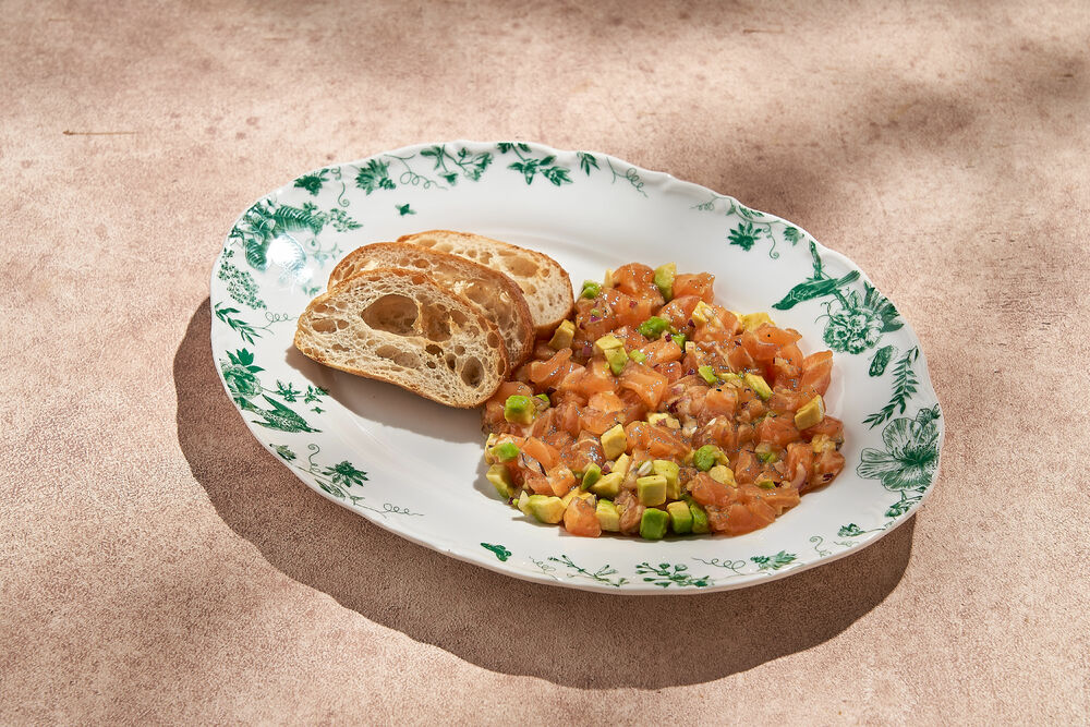 Тартар из форели с авокадо с 12:00 до 23:00