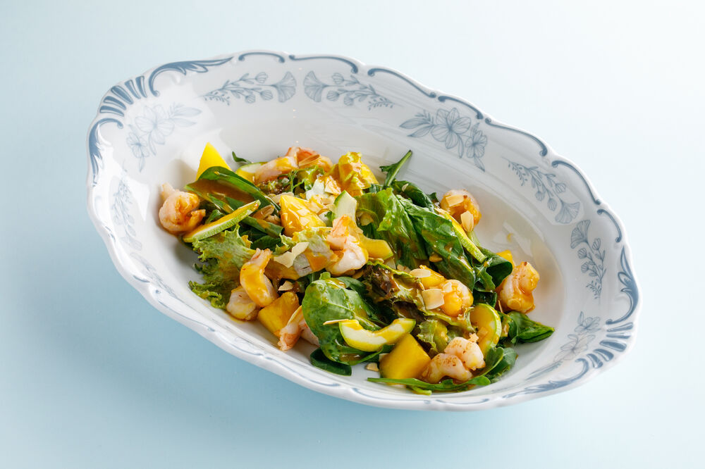 Salad with shrimp, mango and almond