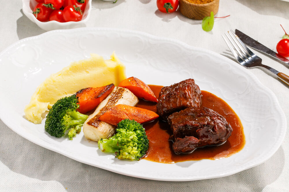Veal cheeks with mashed potatoes and vegetables