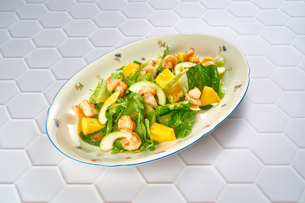 Salad with mango and shrimp