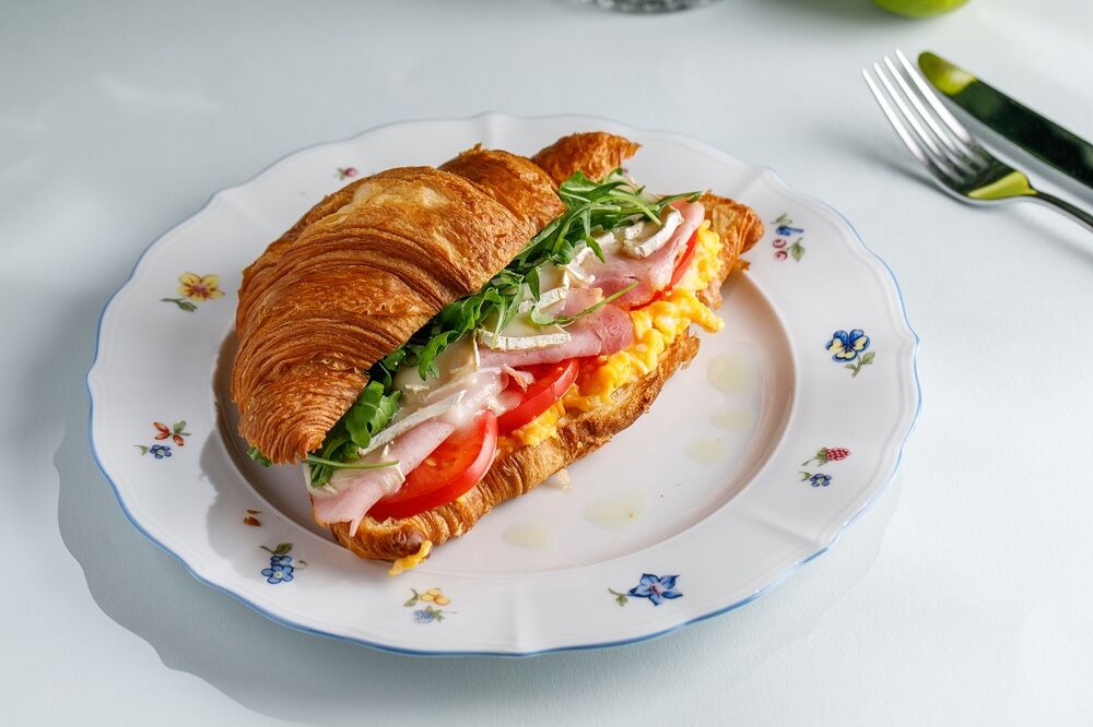 Croissant with Tambov ham, brie cheese and scramble