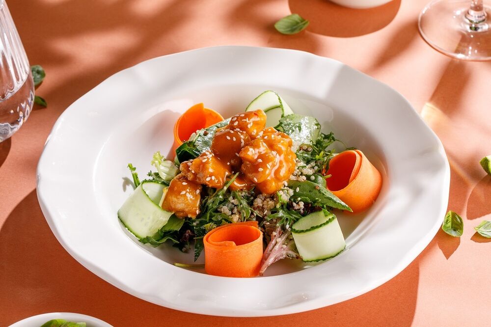 Warm salad with tandoori chicken