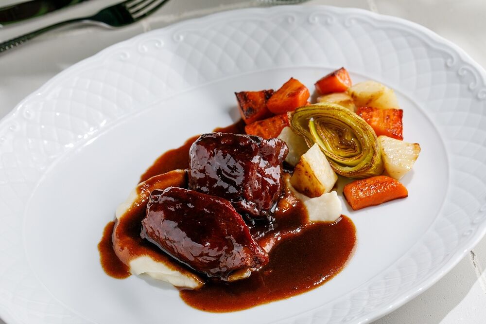  Veal cheeks with vegetables