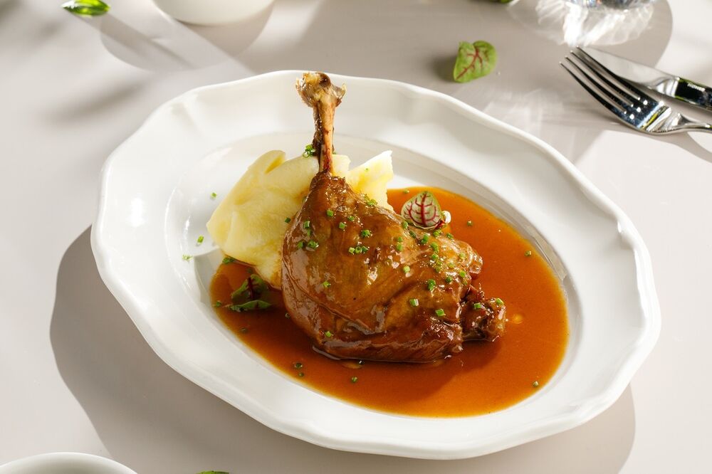 Duck leg with mashed potatoes