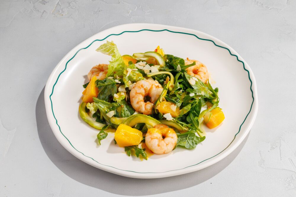 Salad with shrimp and mango