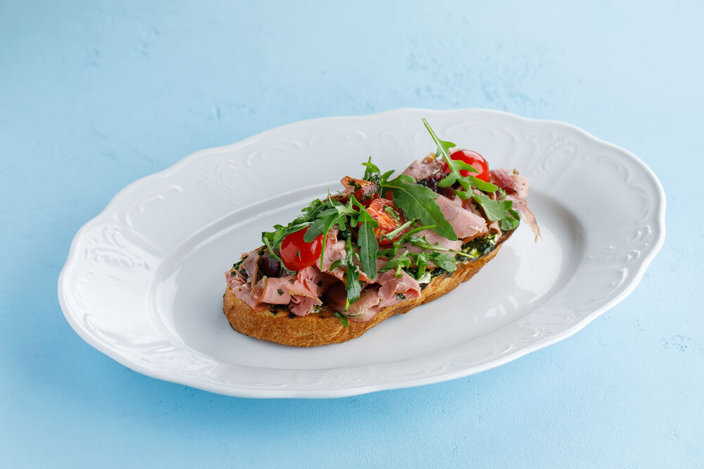 Bruschetta with beef ham, chimichurri and caramelized onions