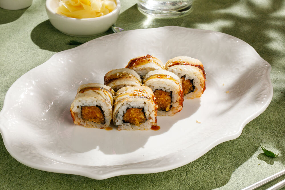 Roll with eel and crunch