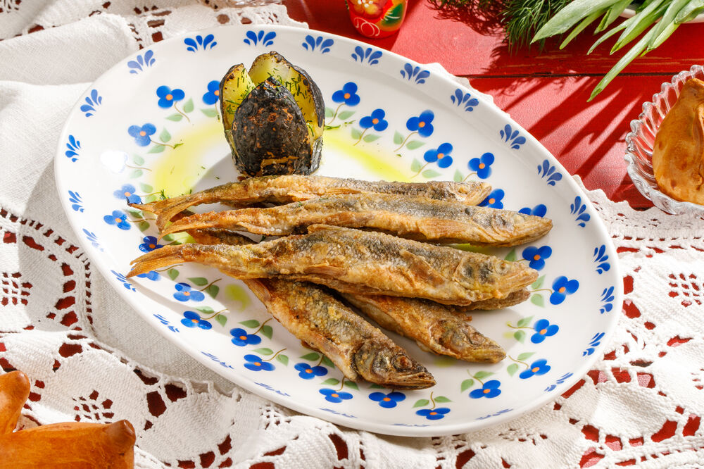 Корюшка с запеченным картофелем и соусом тар-тар