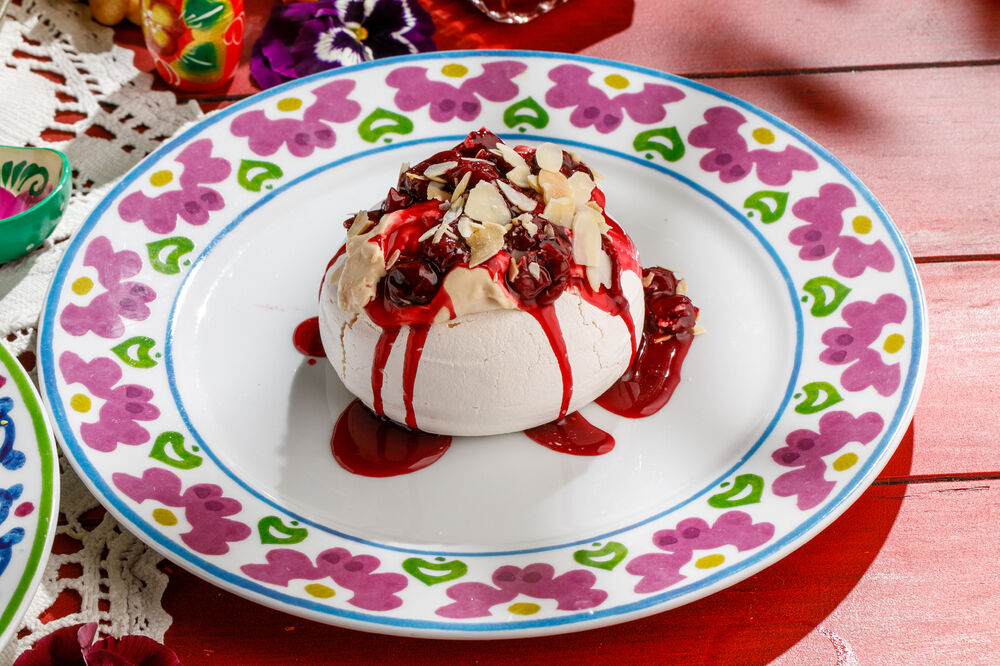 Pavlova dessert