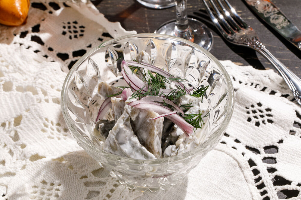 Mushrooms with Crimean onion and sour cream