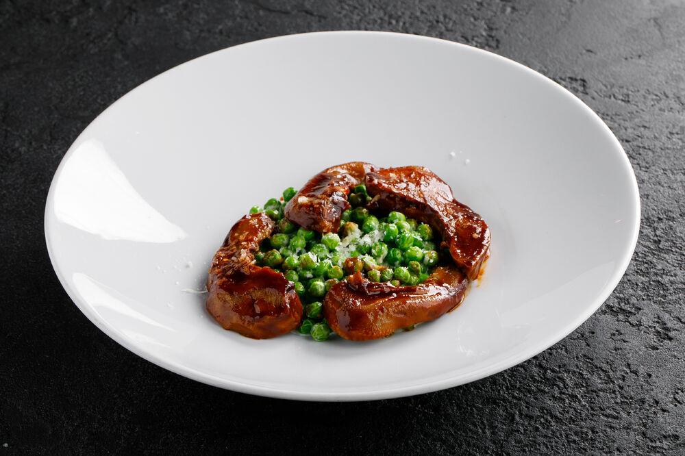 Lamb tongues with porridge of young peas