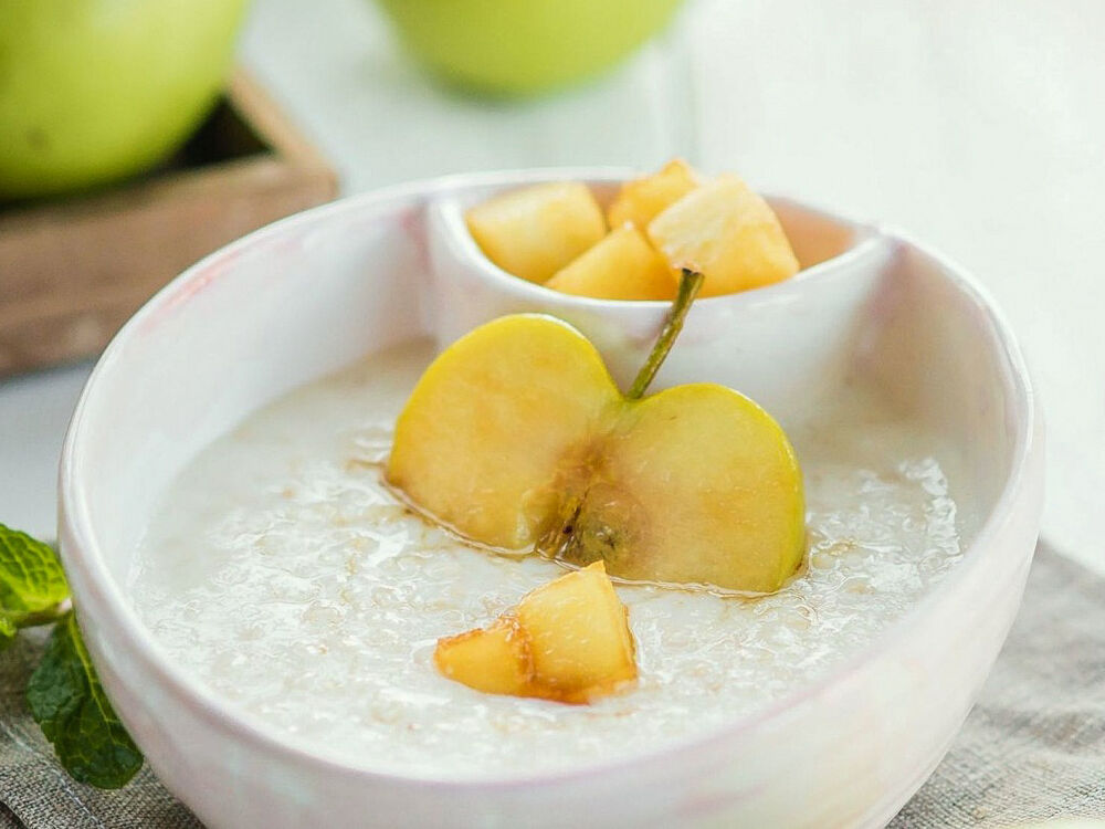 Oatmeal porridge with apple