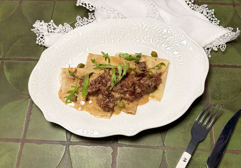 Delicate pancakes with veal and pepper sauce