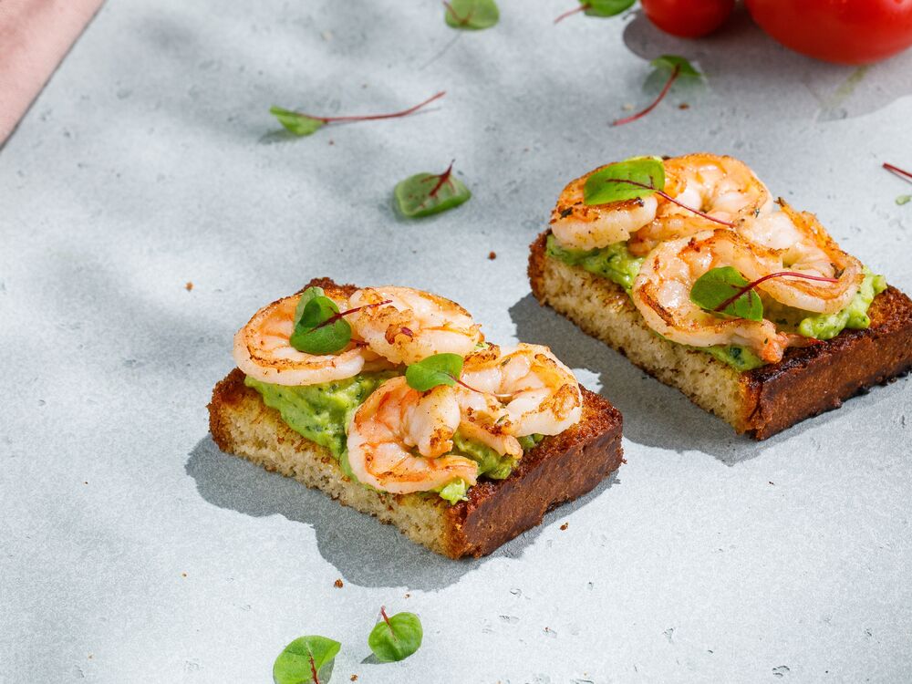 Brioche with shrimp and avocado