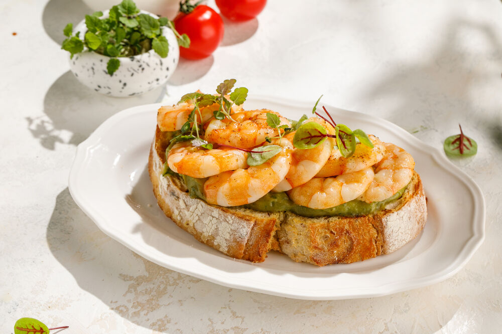 Brioche with shrimp and avocado