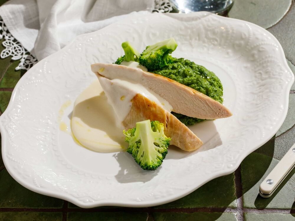 Chicken breast with broccoli and Parmesan sauce