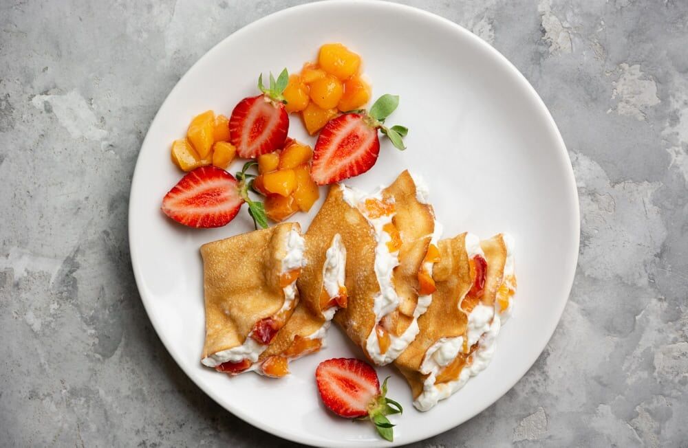 Pancakes with fried peach and strachatella