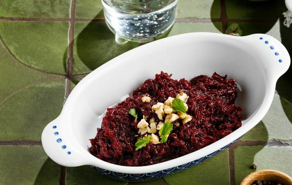 Beetroot with prunes and walnuts