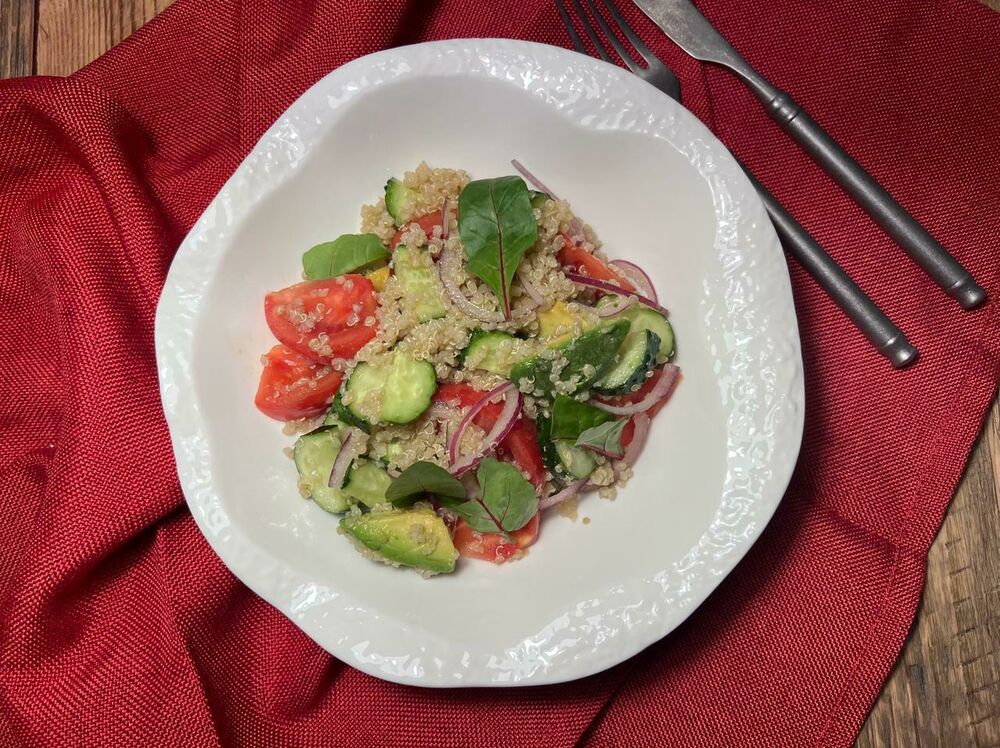  Vegetable salad with quinoa