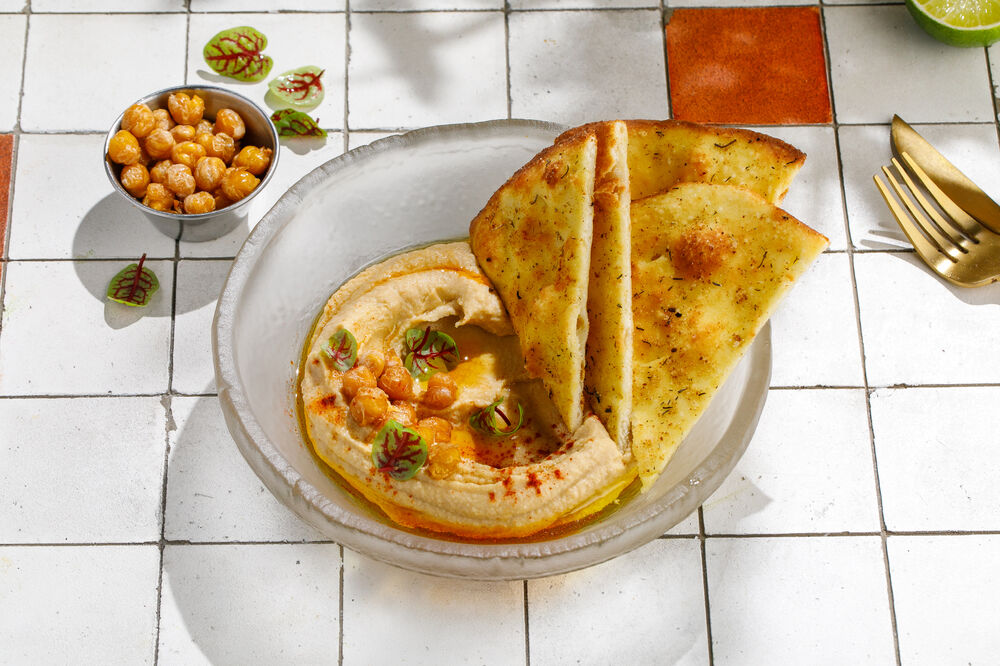 Hummus with spicy flatbread